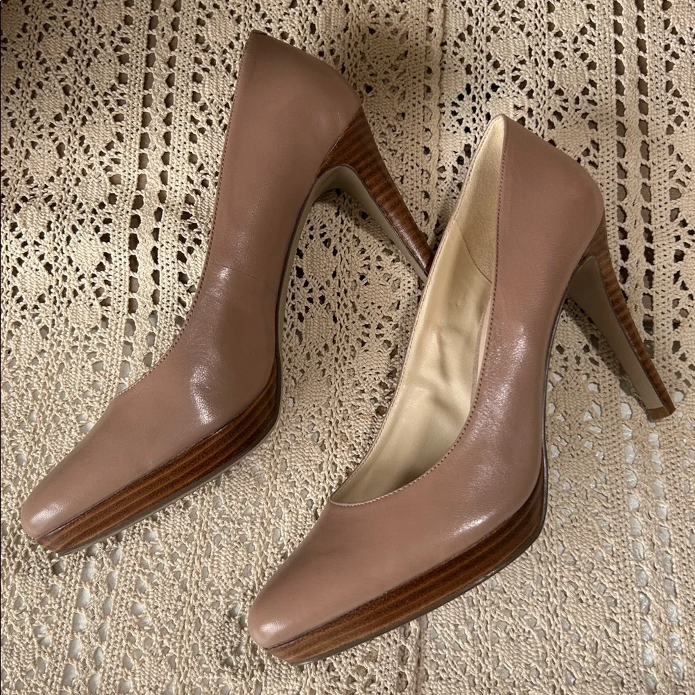 Nine West Platform Pump Leather Upper Stacked Heel Taupe Color Beautie EUC 9